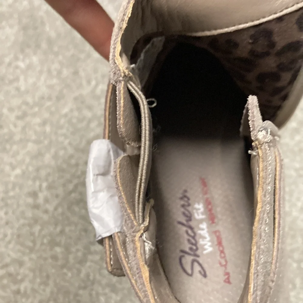 NWOB Skechers booties. Sz 9 Wide. Tan/cream color. Never Worn. - Picture 12 of 12